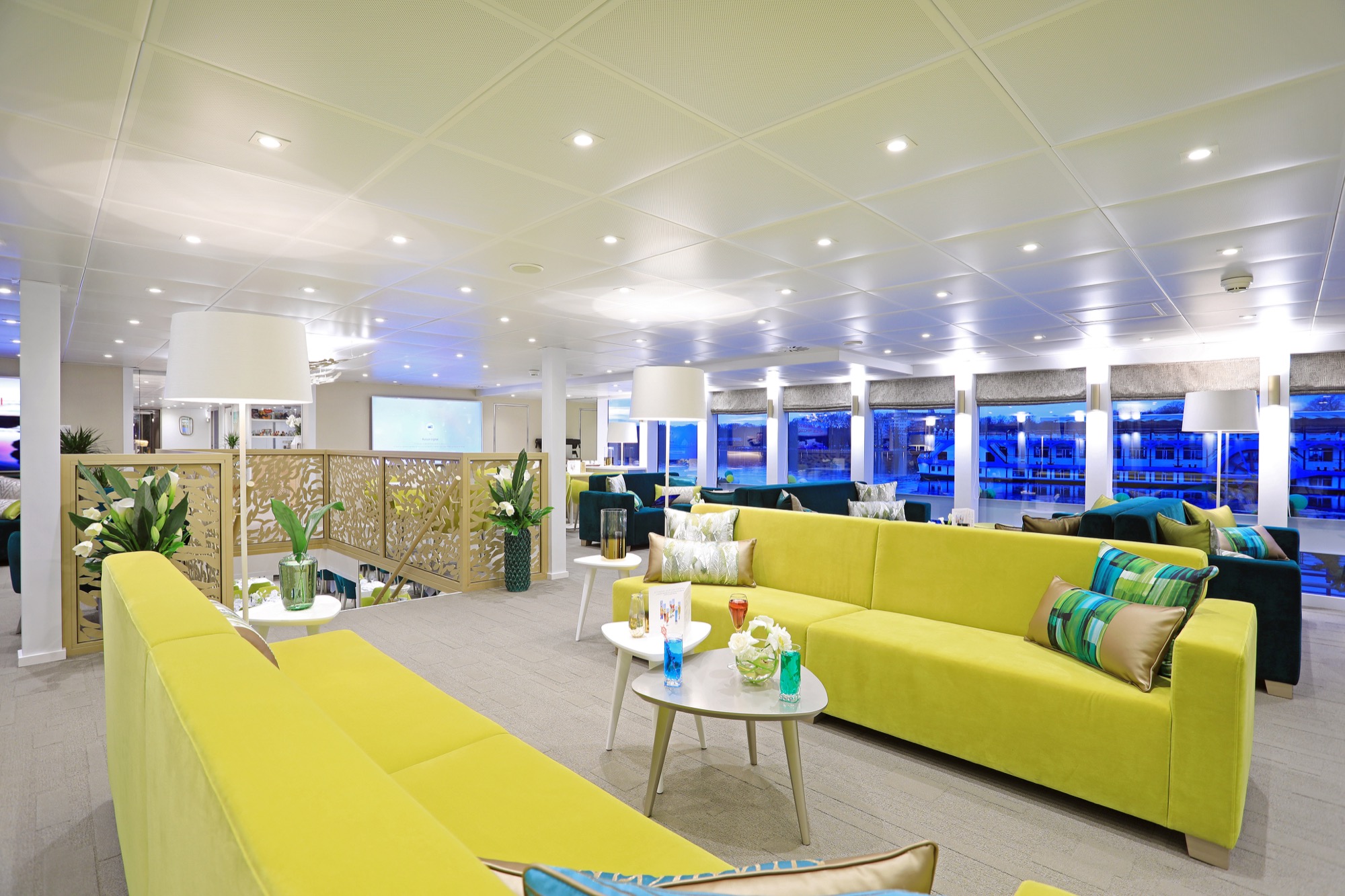 CroisiEurope MS Elbe Princesse II Bar Lounge 7.jpg